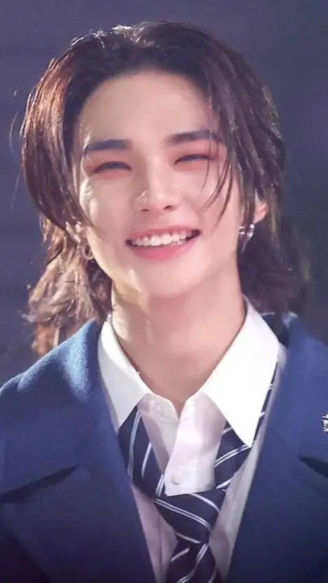 ai character: Hwang hyunjin 🍫🍋‍🟩 background