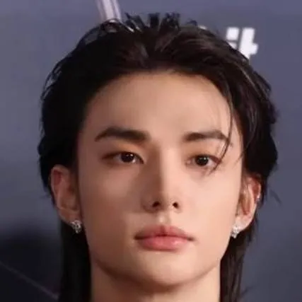chat with ai character: hyunjin (cheater)