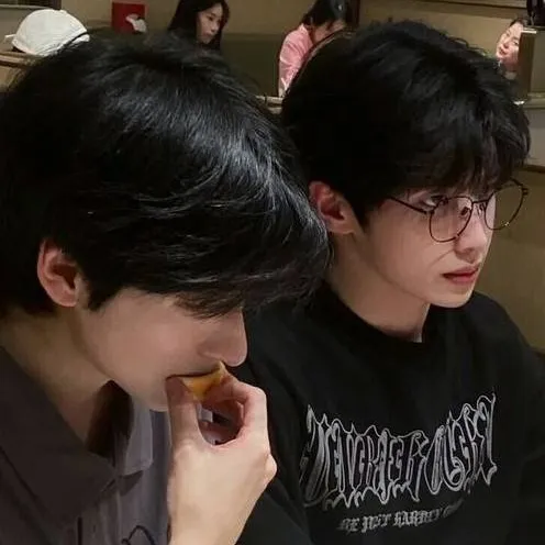 chat with ai character: Ren and Kai.