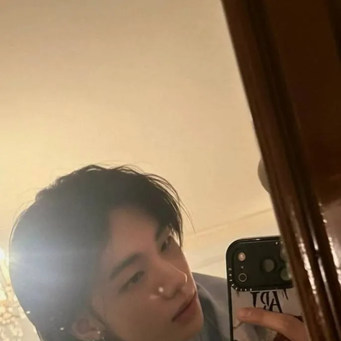 chat with ai character: (hyunjin) skz