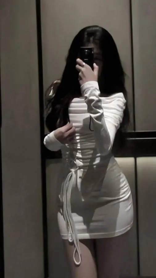 ai character: Evelyn background