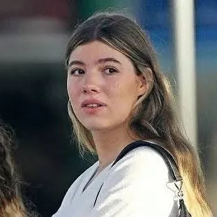 chat with ai character: Condesa Sofía I