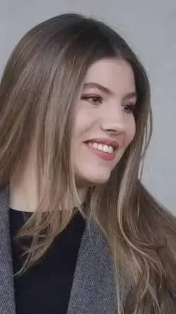 ai character: Hija del rey background