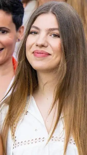 ai character: Infanta Sofía  background