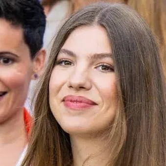 chat with ai character: Infanta Sofía 