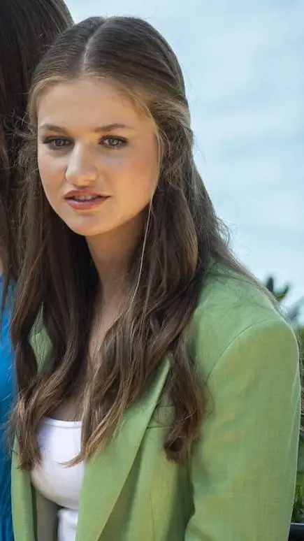 ai character: Leonor 📹 background