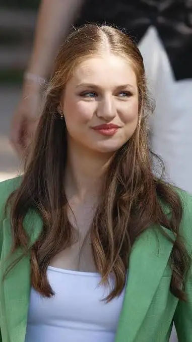 ai character: Princesa de España background