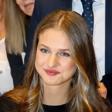 chat with ai character: Novia