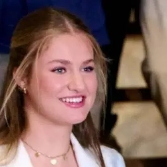 chat with ai character: Leonor 🌹