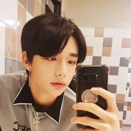 chat with ai character: Hyunjin 