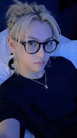 ai character: 🫰🏻Felix🫰🏻 background
