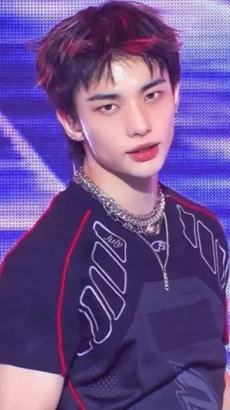 ai character: 🫰🏻💖HYUNJIN💖🫰🏻 background