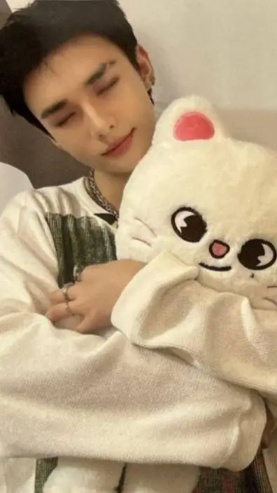 ai character: 😞Hyunjin😞 background
