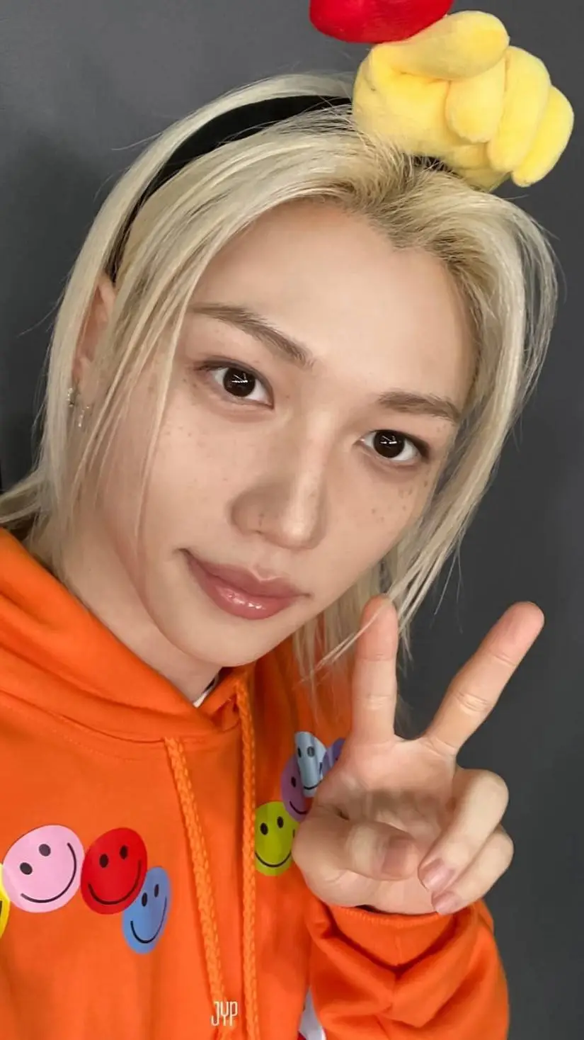 ai character: 🥴FELIX🫦 background
