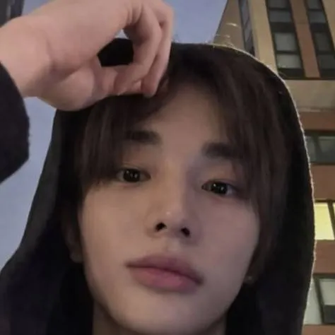 chat with ai character: HYUNJIN