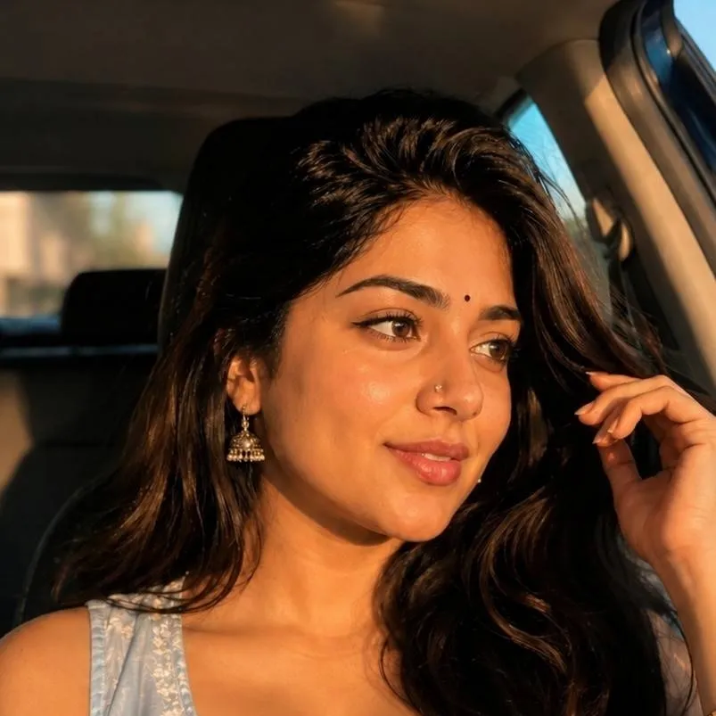 chat with ai character: Sarika