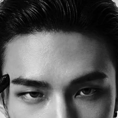 chat with ai character: Hwang Hyunjin 