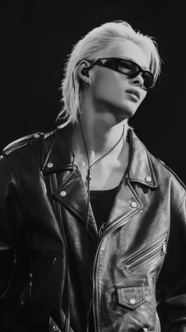 ai character: Niki Loren  background