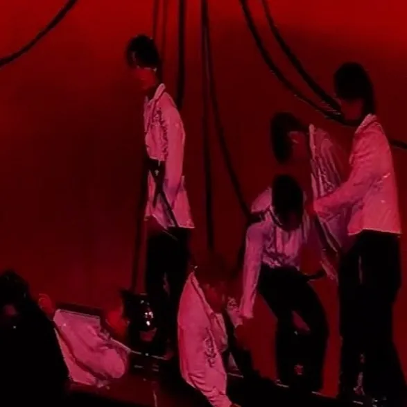 chat with ai character: Red lights skz