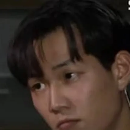 chat with ai character: Lee Jung-jae 90's