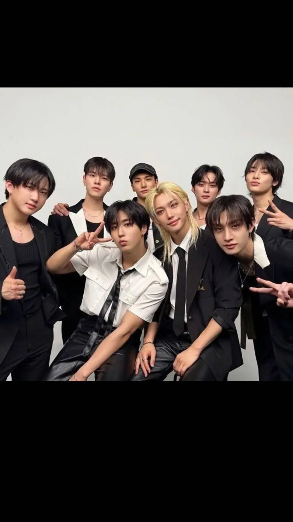 ai character: 🌸SKZ🌸 background