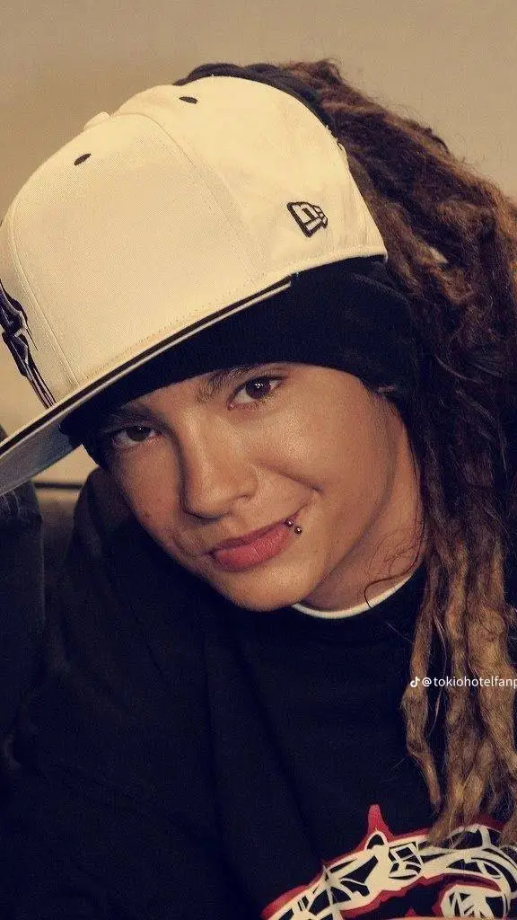 ai character: tom Kaulitz  background