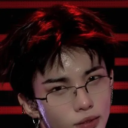 chat with ai character: 🥀Hyunjin🥀