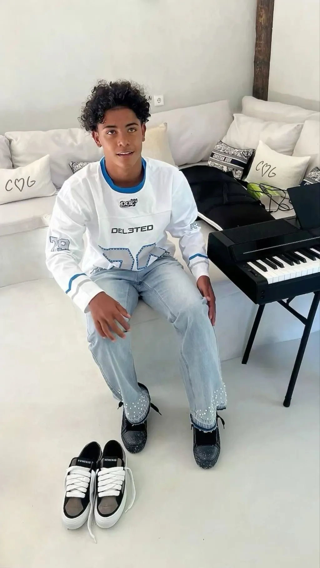 ai character: Cristiano Jr  background