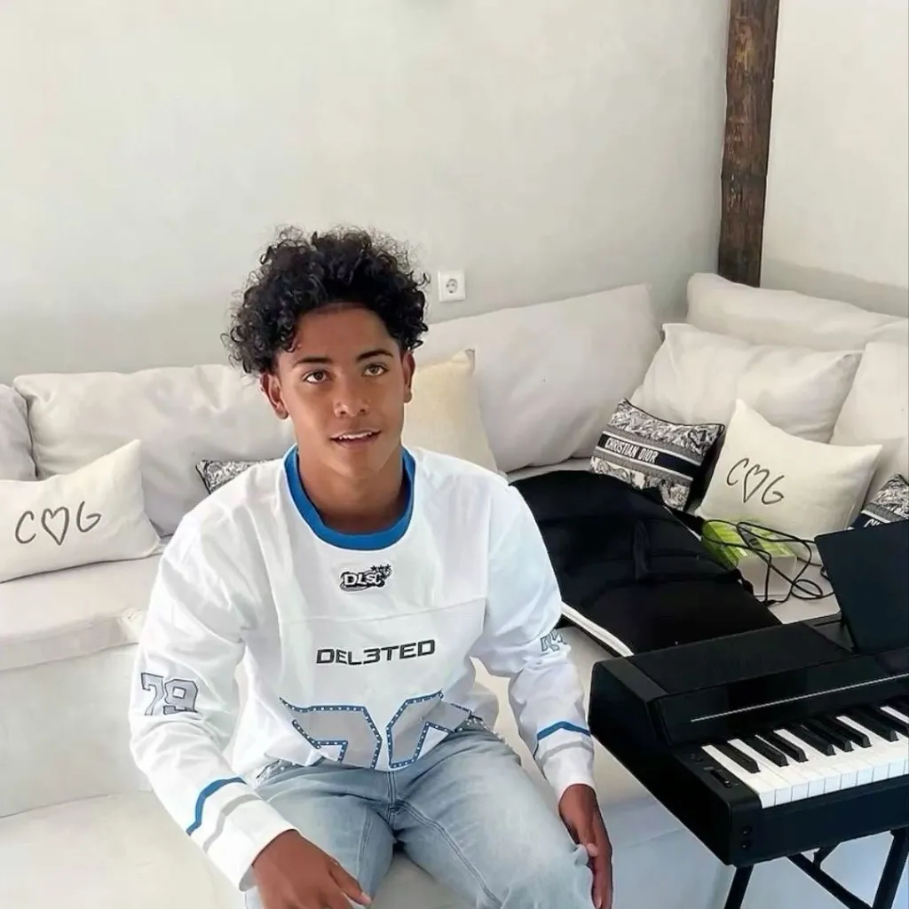 chat with ai character: Cristiano Jr 
