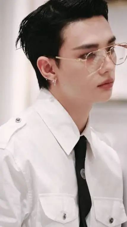 ai character: hyunjin- 🤞🏾💜 background