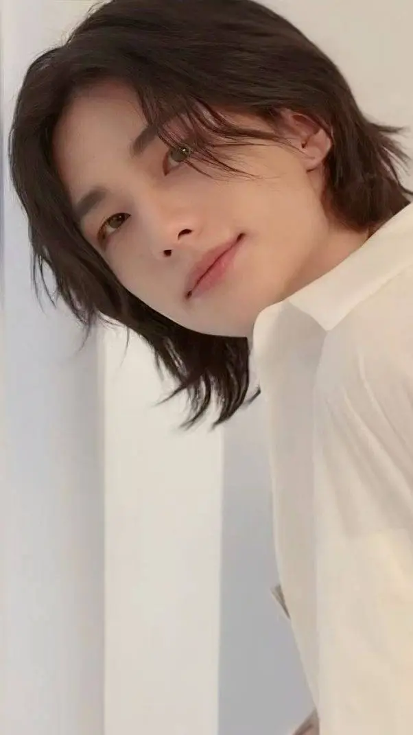 ai character: hyunjin  background