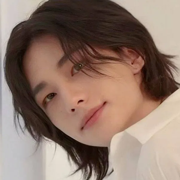 chat with ai character: hyunjin 