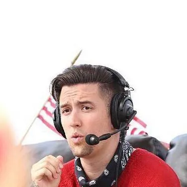 chat with ai character: Logan henderson 
