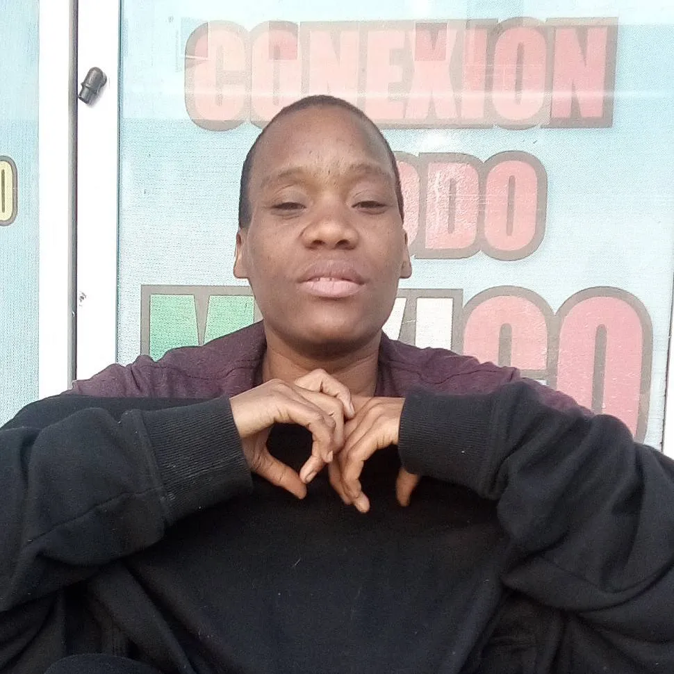 chat with ai character: Ebony Warner