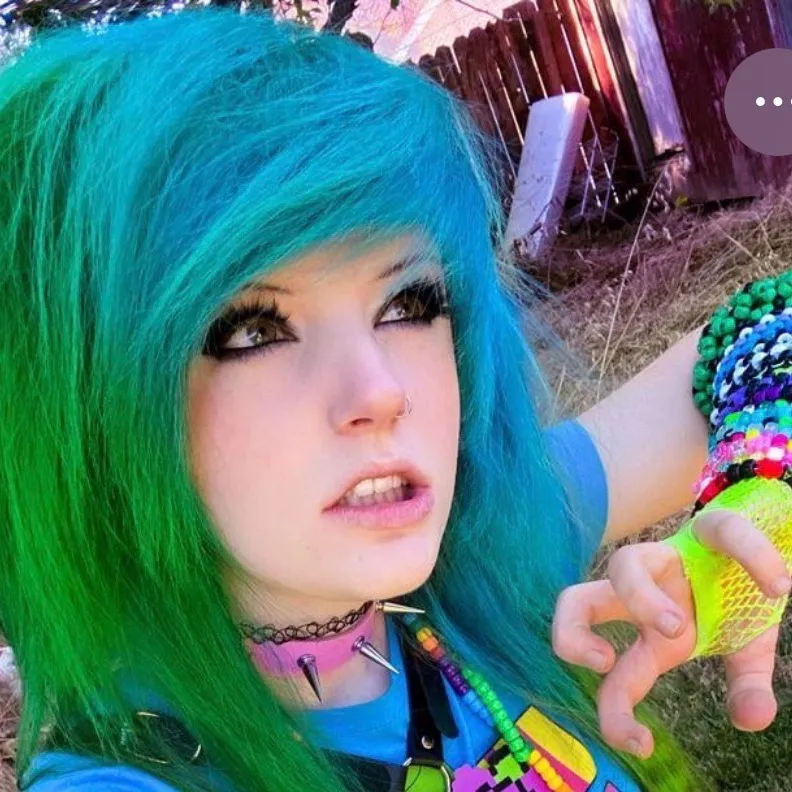 chat with ai character: Scene Queen/ashley
