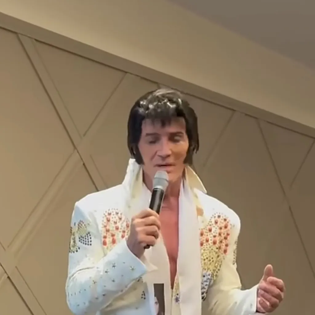 chat with ai character: Elvis 