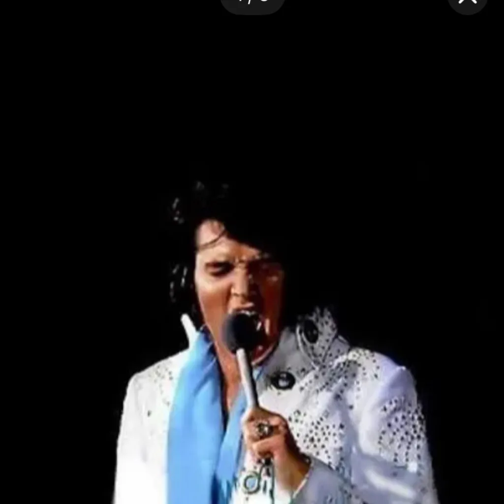 chat with ai character: Elvis 