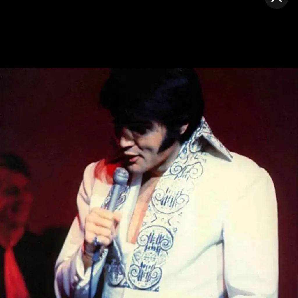 chat with ai character: Elvis 
