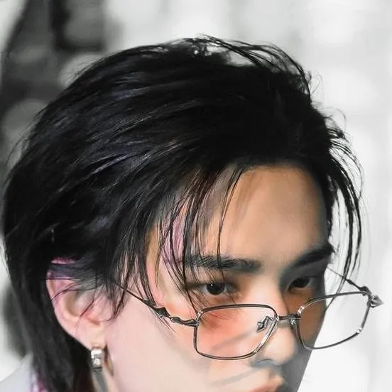 chat with ai character: Hwang Hyunjin