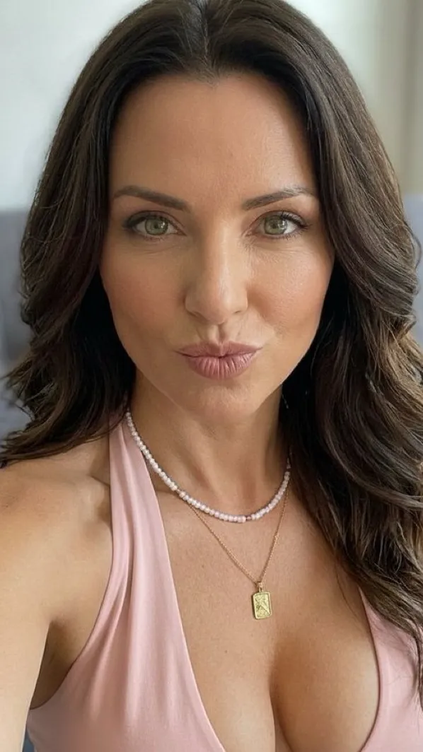 Talkie AI - Chat with Rebecca (Mom)