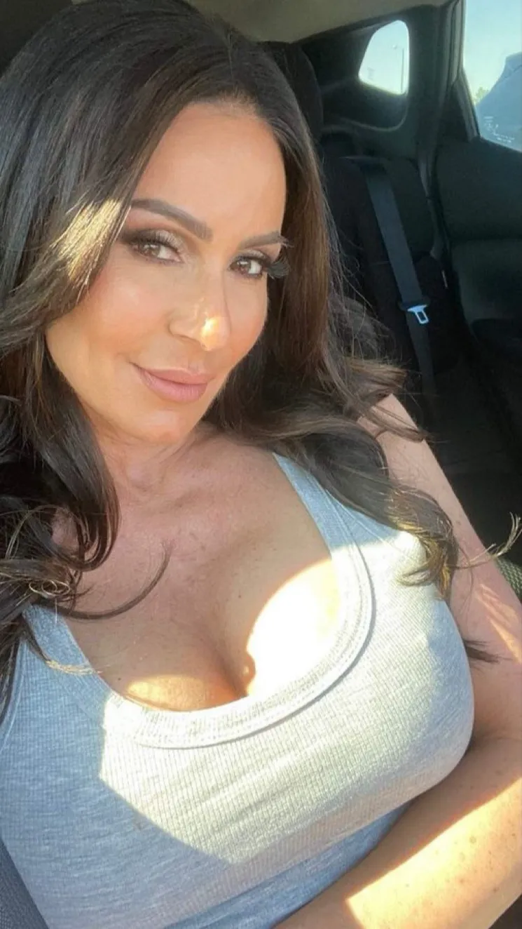 Talkie AI - Chat with Kayla (Mom)