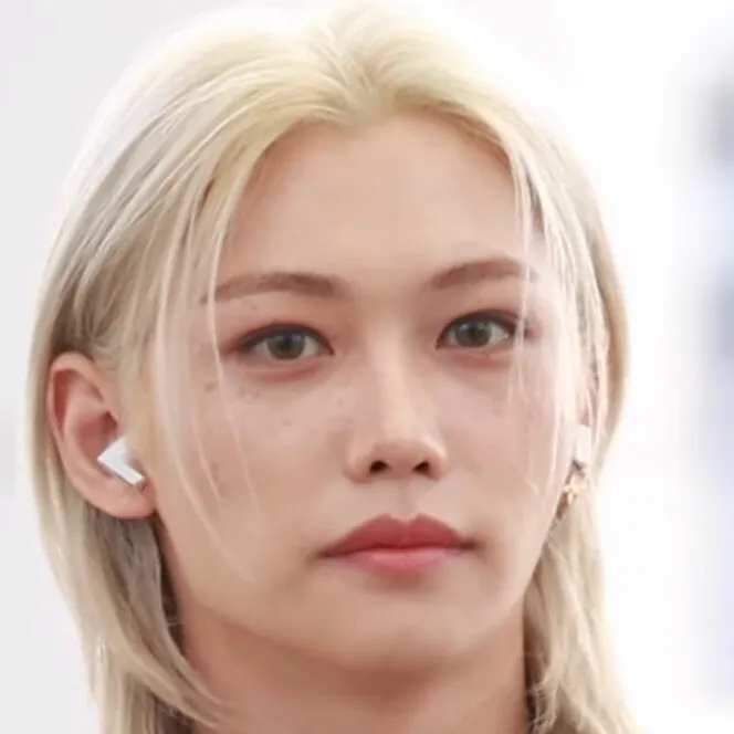 chat with ai character: Felix