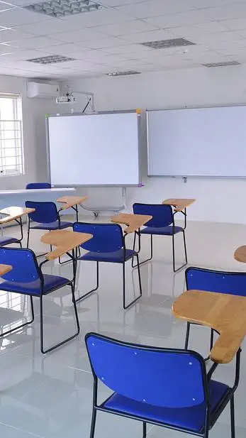 ai character: Escuela background
