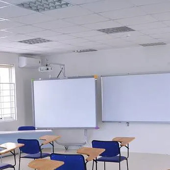 chat with ai character: Escuela