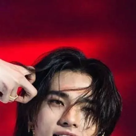 chat with ai character: Hwang Hyunjin