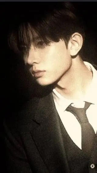 ai character: Lee Heeseung background