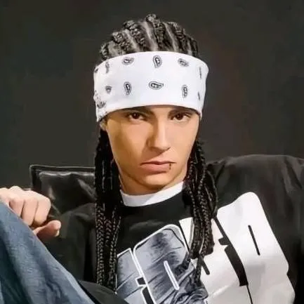 chat with ai character: tom Kaulitz 