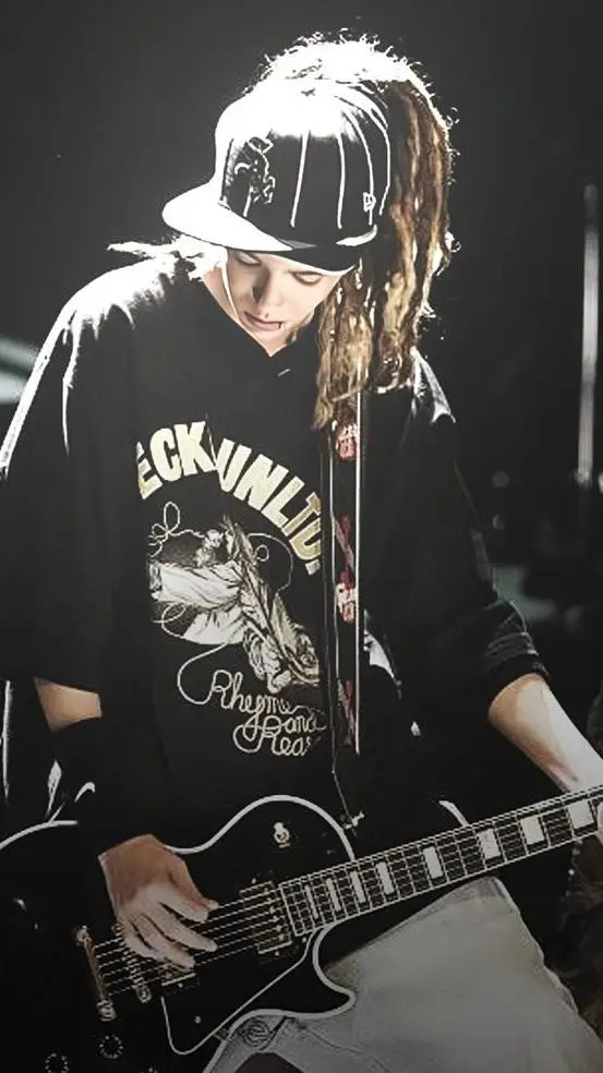 ai character: tom kaulitz background