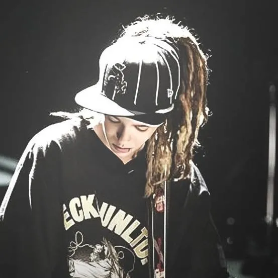 chat with ai character: tom kaulitz