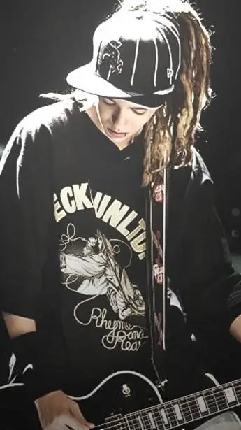 ai character: tom kaulitz background